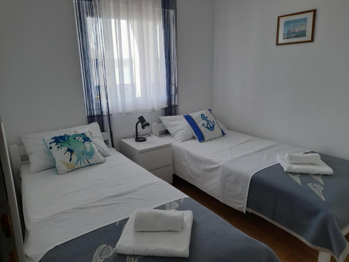 Apartman Prvi Red Do Mora Sveti Filip i Jakov Eksteriør billede